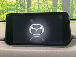 【マツダコネクトナビ】車内の雰囲気にマッチした一体型タイプのナビ。各種車輌設定やBluetooth再生等、様々な機能が楽しめます。直感的なダイヤル操作が可能で、使い勝手も良好です。