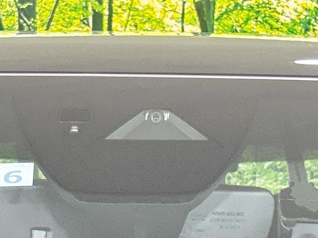 【スマートブレーキサポート】走行中に前方の車両等を認識し、衝突しそうな時は警報とブレーキで衝突回避と被害軽減をアシスト。より安全にドライブをお楽しみいただけます。