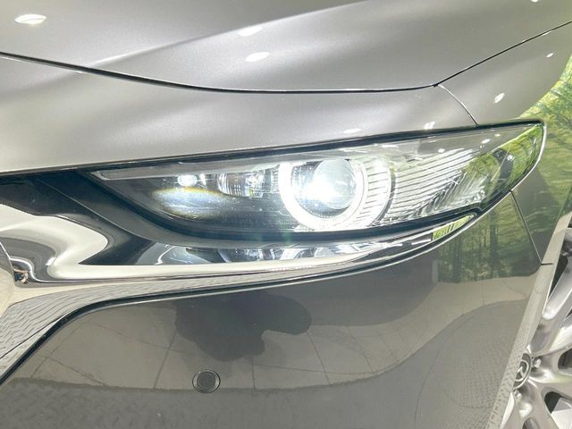 【LEDヘッドライト】悪天候や夜間走行時も良好な視界を確保し安心して運転できる高輝度LEDヘッドライトを装備！点灯速度が早く、消費電力も抑えられています。