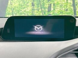 【8.8インチマツダコネクト】車内の雰囲気にマッチした大型のディスプレイ。スマホ接続でのナビ使用やBluetooth再生等、様々な機能が楽しめます。直感的なダイヤル操作が可能で、使い勝手も良好です。