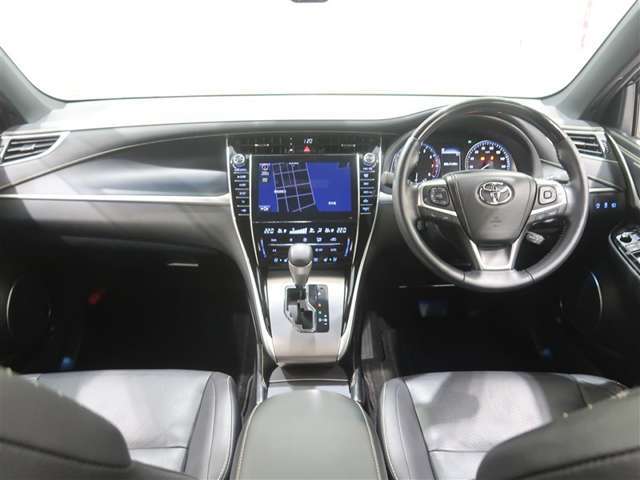 使いやすく運転しやすいレイアウトの運転席回り。