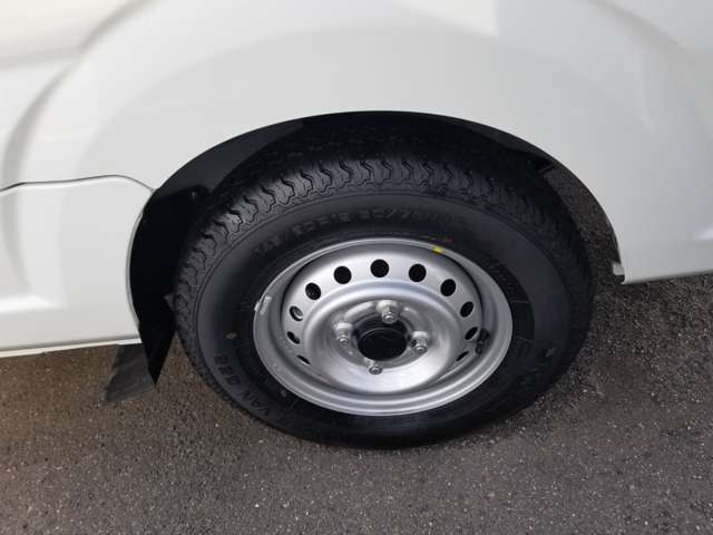 ☆お車についた傷やヘコミ、事故の修理もハヤシにお任せください。自社鈑金工場で修理ができますの安心です☆