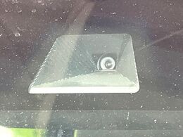 【ホンダセンシング】走行中に前方の車両等を認識し、衝突しそうな時は警報とブレーキで衝突回避と被害軽減をアシスト。より安全にドライブをお楽しみいただけます。