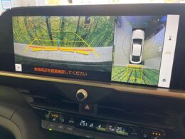 【パノラミックビューモニター】専用のカメラにより、上から見下ろしたような視点で360度クルマの周囲を確認することができます☆死角部分も確認しやすく、狭い場所での切り返しや駐車もスムーズに行えます。
