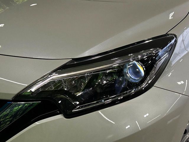 【LEDヘッドライト】悪天候や夜間走行時も良好な視界を確保し安心して運転できる高輝度LEDヘッドライトを装備！点灯速度が早く、消費電力も抑えられています。