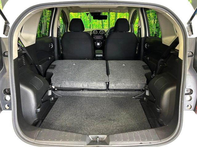 普段のお買い物や通勤、送迎等に十分な荷室スペースを確保しております。セカンドシートを倒すと、大きな荷物の積載も可能です♪