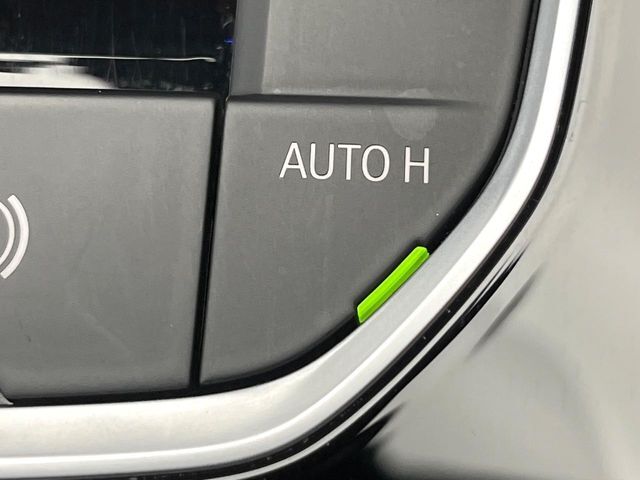 ●オートホールド：高級車に多く装備されている、電動パーキングブレーキです。信号待ちの際でもブレーキを踏み続けておく必要がなくなります！