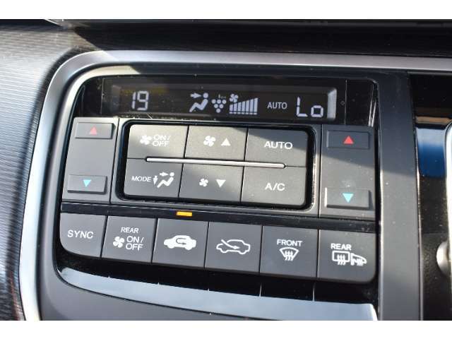 オートエアコンのお車ですので室内の温度をスムーズに調整してくれます♪
