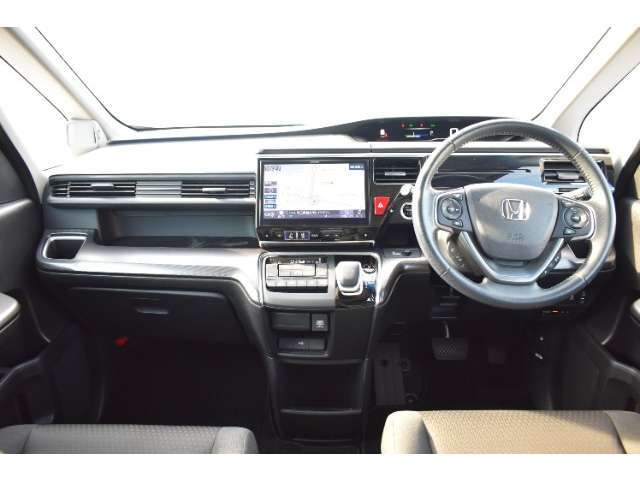 とても握りやすいステアリング！運転手の気持ちがそのまま伝わるかのような反応をしてくれます！！小物入れや各ボタンの配置にこだわり、とても使いやすいです！視認性も良いのでロングドライブもお任せ下さい！