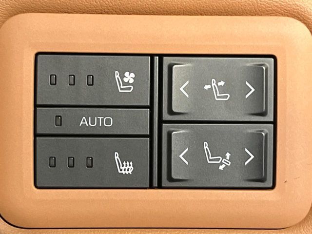【シートベンチレーション】夏場は涼しい風でお尻や背中の熱やムレを防ぎ、冬はエアコンよりも早く温まってポカポカに！季節を問わず快適に過ごせます。