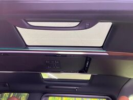 【サンルーフ】開放感たっぷりの希少装備、サンルーフが装着されています！車内に明かりを取り入れたり景色を楽しむ以外にも、車内の空気も簡単に換気できて快適です！