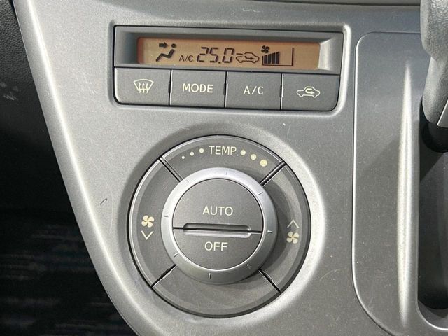 【オートエアコン】一度お好みの温度に設定すれば、車内の温度を検知し風量や温度を自動で調整。暑い…寒い…と何度もスイッチ操作をする必要はありません。快適な車内空間には必須の機能ですね♪