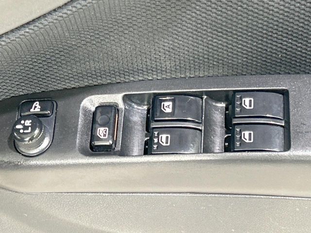 【電動格納ミラー】サイドミラーは電動格納式となっており、狭い駐車場でもキズがつくリスクを抑えられます。