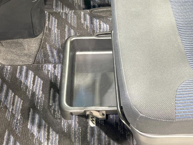 【シートアンダーボックス】シートの下に収納スペースが備わっており、靴や洗車グッズなど、外から見られたくないものをすっきり収納できて便利！