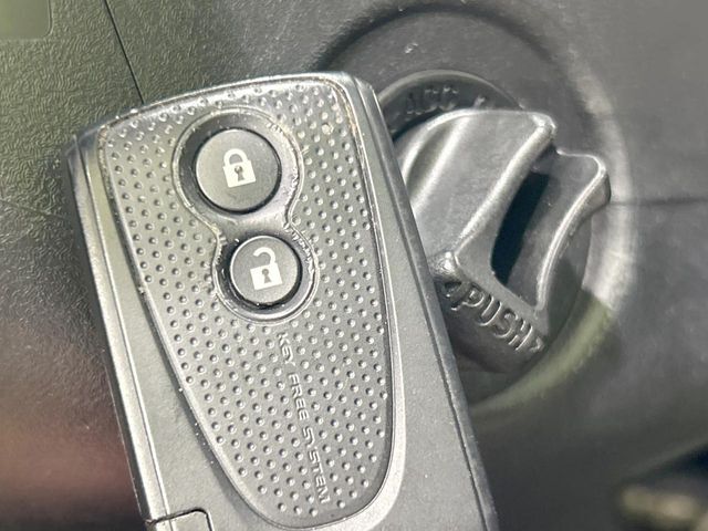 【キーレス】少し離れた場所からでもボタン一つでドアの開錠・施錠ができるのでとっても便利！ドアの鍵穴周りに傷をつけることもありません♪