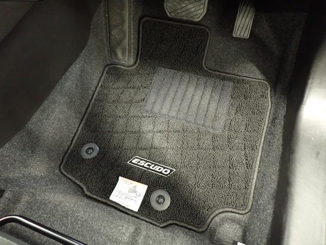 足元にフロアマットを装着しています。水分を吸収してくれるので、雨の日でも滑りにくいです☆