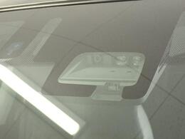 「デュアルセンサーブレーキサポート」を装備しています。前方の車や人を検知し、衝突の危険が高まると自動でブレーキをかけ衝突の回避または被害軽減に貢献します。