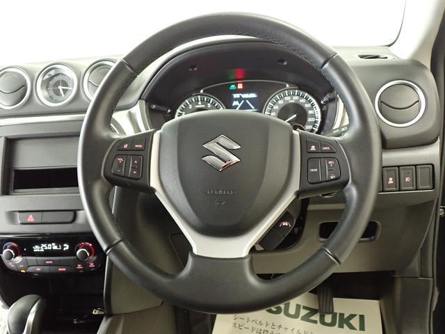 本革巻きのステアリングホイールが　車内に高級感をプラスします。手になじみ、運転しやすいです。
