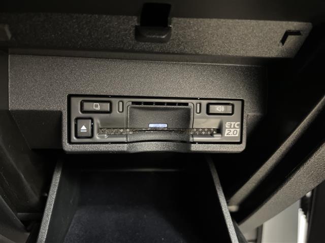 【ETC】有料道路を利用する際に料金所で停止することなく通過できる、ETC車載器（ノンストップ自動料金収受システム機器）が装備されています。セットアップを行うことで利用可能になります。