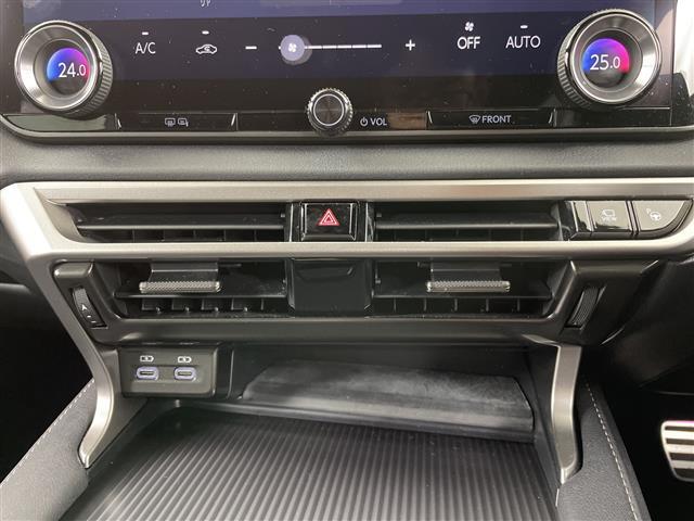 【フロアマット】車内を綺麗に保つのには必須のアイテムです。当店ではフカフカな新品マットも絶賛取り扱い中！ぜひご相談くださいませ。