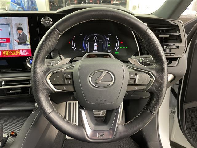 【ハンドル】軽い力で扱いやすいハンドルです。目立つ傷やスレなどなく綺麗な状態です！除菌プランいれていただくとさらに快適に！清潔なお車はお子様にも安心ですね！