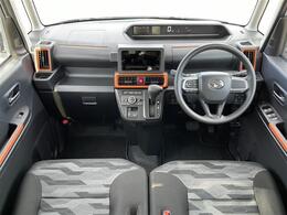 【　コクピット　】広々としていて快適なドライブがお楽しみいただけます。