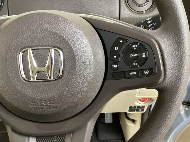 ハンドルにHondaセンシング系のクルーズコントロールやレーンキープアシストなどの操作スイッチが装備されています。ハンドルから手を離さず安全に操作できます。