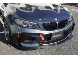 ■フロントスポイラー：PSMダイナミック カーボン  ■牽引フック：赤