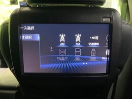 【後席モニター】家族や友人とお出かけする機会が多い方に大人気の後席モニターを装備！見やすい位置に画面がありテレビやDVDの視聴も快適！友達もお子様も、後席にしか乗らなくなるかも？？