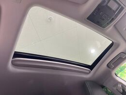 【サンルーフ】開放感たっぷりの希少装備、サンルーフが装着されています！車内に明かりを取り入れたり景色を楽しむ以外にも、車内の空気も簡単に換気できて快適です！