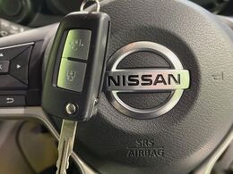 【キーレス】少し離れた場所からでもボタン一つでドアの開錠・施錠ができるのでとっても便利！ドアの鍵穴周りに傷をつけることもありません♪