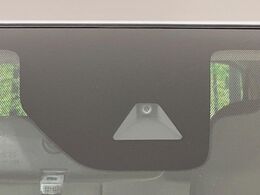 【エマージェンシーブレーキ】走行中に前方の車両等を認識し、衝突しそうな時は警報とブレーキで衝突回避と被害軽減をアシスト。より安全にドライブをお楽しみいただけます。