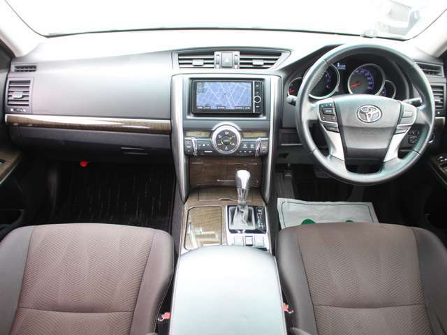 すっきりとしたマークXらしいデザインのダッシュ回り！フロントビューの視認性もよく運転しやすいと思います★
