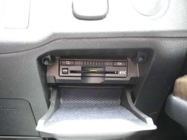 ETCももちろん装備！いまや無い車はないのではないかというくらいですがこちらも例外ではなく装備されております！後からつける手間もお金もかからず高速もスイスイなので友達・家族と遠出も楽しくなるはずです