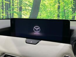 【12.3インチマツダコネクト】車内の雰囲気にマッチした大型ディスプレイ。スマホ接続でのナビ使用やBluetooth再生等、様々な機能が楽しめます。直感的なダイヤル操作が可能で、使い勝手も良好です。