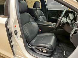 【レザーシート】ならではの高級感あふれる内装がこたわりのアイテム。見た目の高級感とより上質な座り心地をお楽しみください。