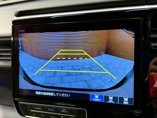 【カラーバックモニター】を装備しております。リアの映像がカラーで映し出されますので日々の駐車も安心安全です。