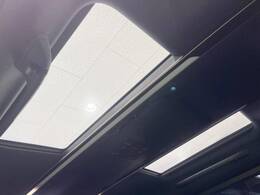 【ガラスルーフ】ガラスルーフ搭載で車内の解放感が一気にアップ！開放的なドライブをお楽しみいただけます。