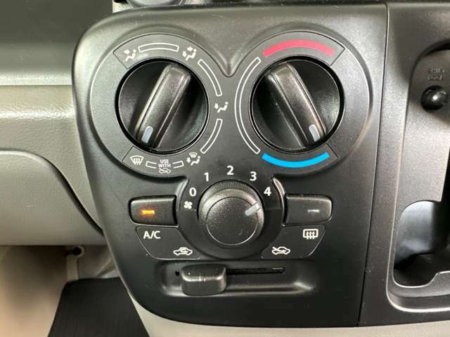 使いやすいレイアウトの空調スイッチ類です。気温に合わせて直感的に操作できそうですね♪操作もしやすく、車内をいつでも快適に保てます。