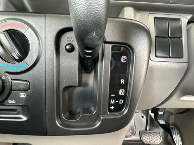 ドライバーがも操作しやすい位置にシフトレバーを配置。