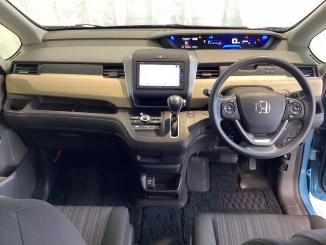 車内は光触媒抗菌消臭施工済です。インパネ周りはスタイリッシュなデザインで機能や装備も充実しています。グローブボックスやカップホルダーのほかにトレーなどたくさんの収納スペースが付いています。