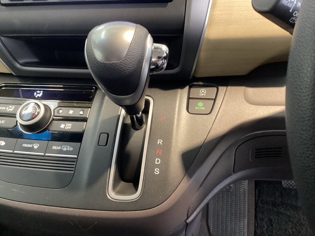 CVT車のセレクトレバーです。低速から高速まで、変速ショックのないスムーズな走りを実現するとともに、エンジン効率のよい領域を維持することで燃費にも貢献します。