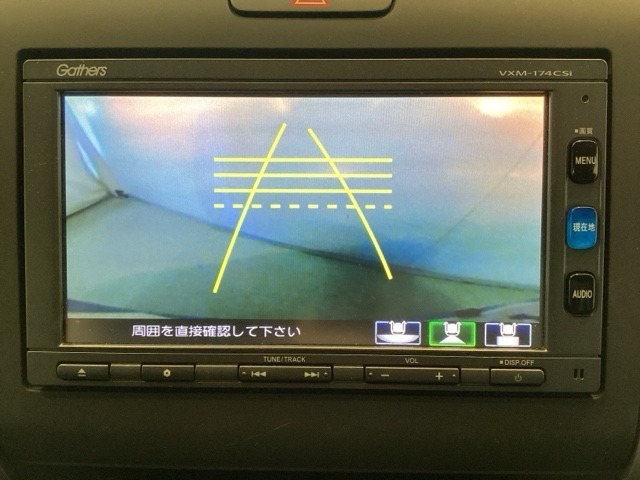 バックでの車庫入れも安心です！　リアカメラが付いているバックモニター付のナビを装備しております。操作線もついており距離感も画面から確認できます。