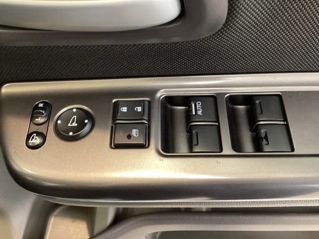 電動格納付きパワーミラーの操作スイッチがついています。左右のサイドミラーの角度調節も微調整ができて便利です。パワーウインドウは運転席でドア4枚とも上下の操作ができるようになっています。