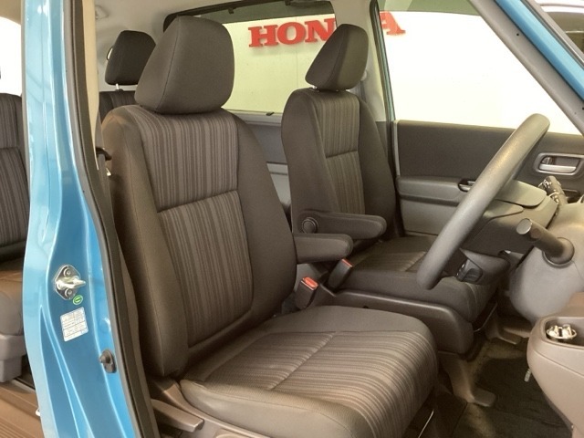 女性でも運転がしやすいように、シートの高さ調整機能（シートリフター）がついています。運転席と助手席の間が空いている為、助手席側への移動がスムーズです。交通量の多い道でも助手席側から乗り降りができます。