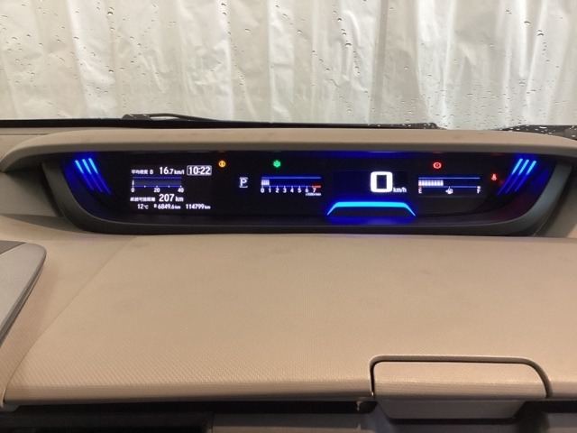 中央にデジタル表示のスピードメーターを配したハイブリット専用メーターになっています。左側のインフォメーション画面で燃費などの情報を確認できます。