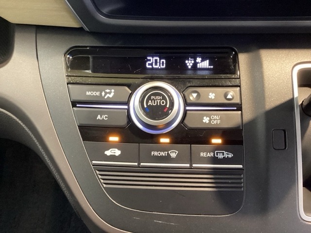 セレクトレバーの左側にプラズマクラスター付き・オートエアコンがついてますので、簡単操作で快適に過ごせます。リア熱線のスイッチの中に、雪道に対応したサイドミラーヒーターも入っています。