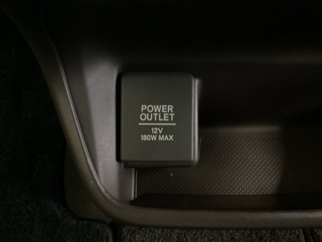 アクセサリーソケットはUSBのアダプターなどをつければ、スマホの充電にも使えます。