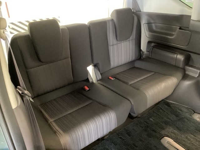 3列目シートは2列目シートがスライドするので、足元もしっかり座れるスペースが確保されています。