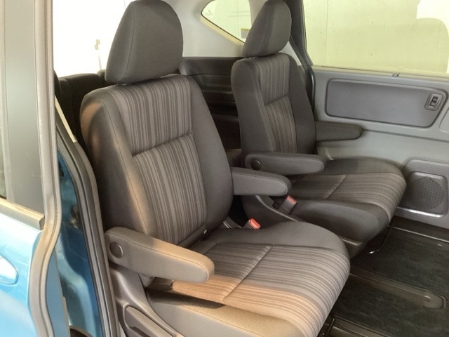 2列目シートは、前後にスライドする左右の座席が独立しているキャプテンシートです。真ん中の通路から3列目へ乗ることができます。センターピラーには乗り降りに便利なアシストグリップがあります。
